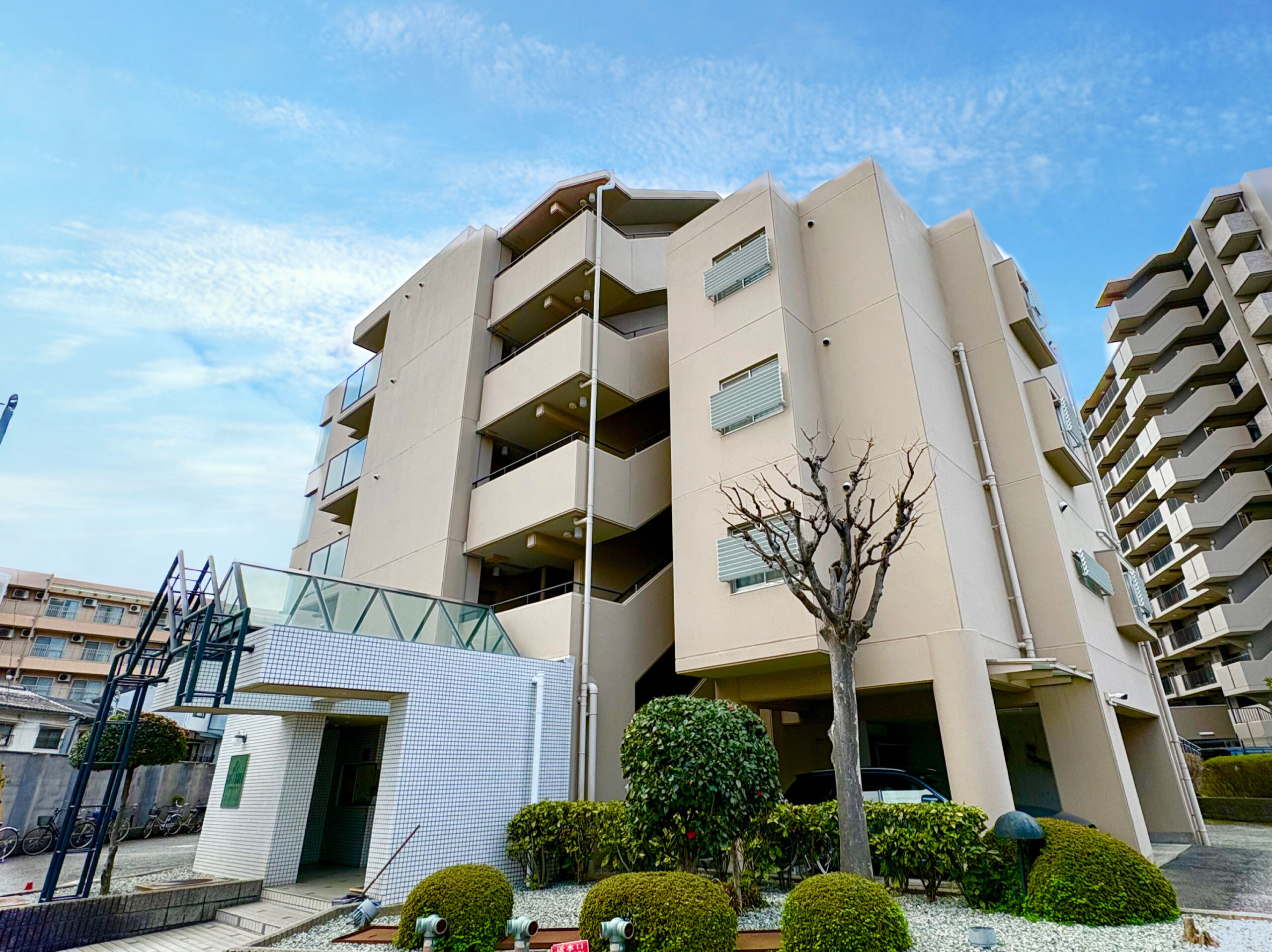 兵庫県尼崎市杭瀬南新町４丁目の物件外観写真